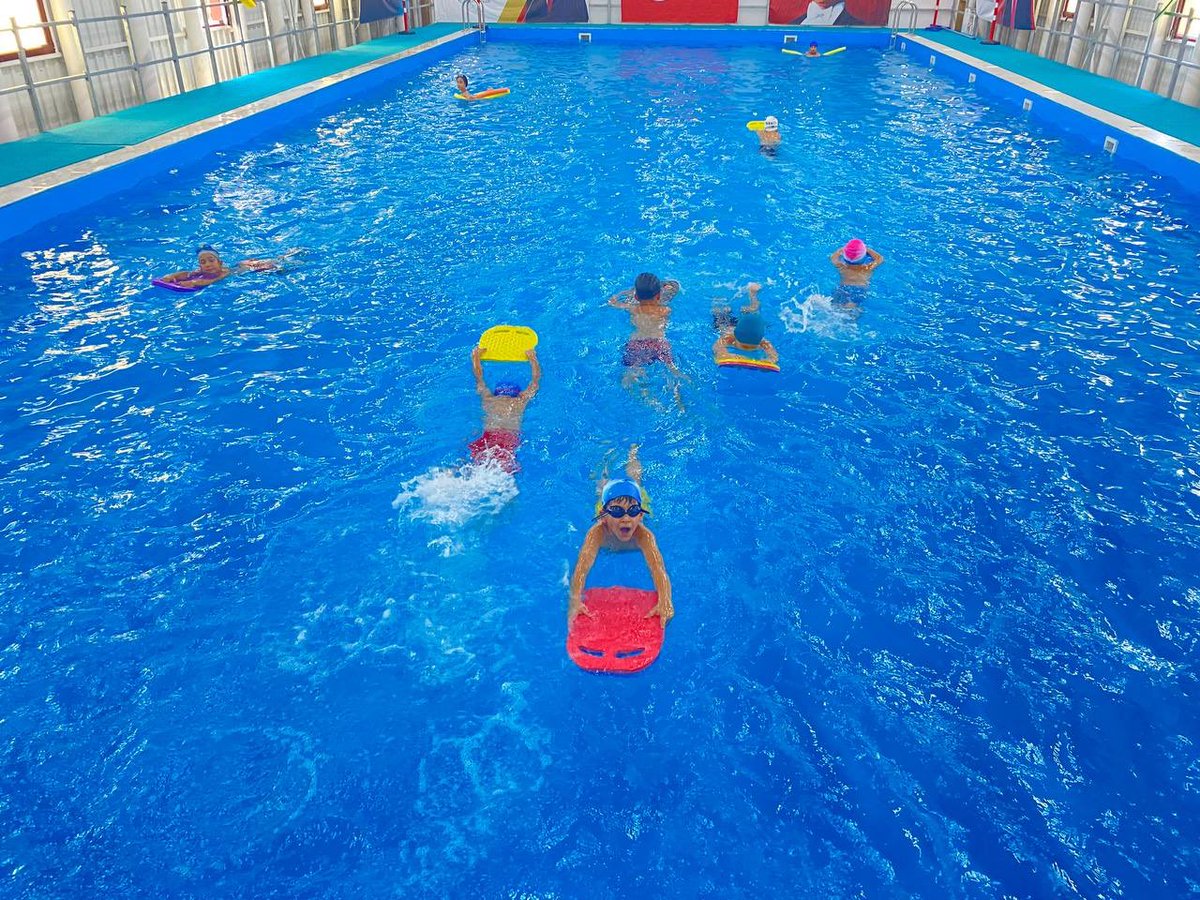 Dışarıda hava nasıl olursa olsun, biz suyun keyfini kapalı havuzda çıkarıyoruz! 🏊‍♀️💦
Koçarlı Gençlik ve Spor İlçe Müdürlüğümüzün düzenlediği yüzme eğitiminde gençler hem spor yapıyor hem de bol bol eğleniyor.🙌
#KoçarlıYüzüyor  #gsbhepyanında #GSB