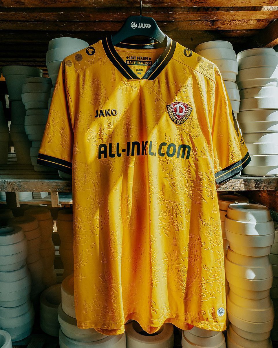 Evohcadoh's tweet image. „Hey can I copy your homework?“

„Sure, just make it look different so that it doesn‘t look like you just copied it.“

„Sure thing.“ #sgd1953