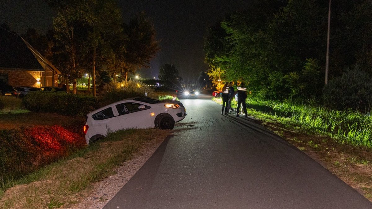 Man rijdt auto in greppel in Uitgeest