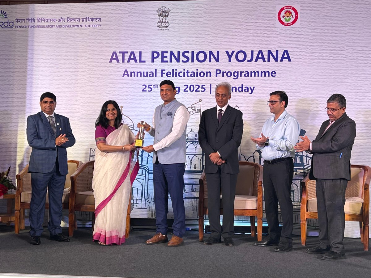 RajasthanGB's tweet photo. Proud moment for #RajasthanGraminBank! 🏆
Hon’ble Chairman Sh. Mukesh Bhartia receives the #APY Award of Excellence Achiever from #PFRDA! 🙌
#Leadership #FinancialInclusion #TeamRGB #Excellence
@DFS_India @PFRDAOfficial
@NABARDOnline @TheOfficialSBI
@RajCMO @RajGovOfficial https://t.co/J0shwuVYyQ