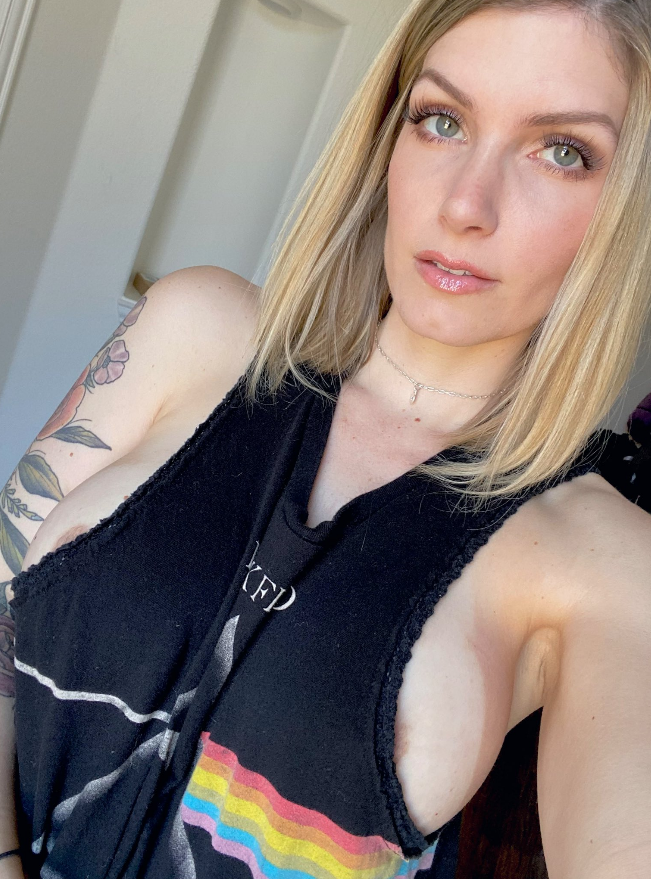 moms_perfect's tweet photo. Wer hat Lust mich real zu treffen und zu ficken? https://t.co/nvI6HmQ0bO