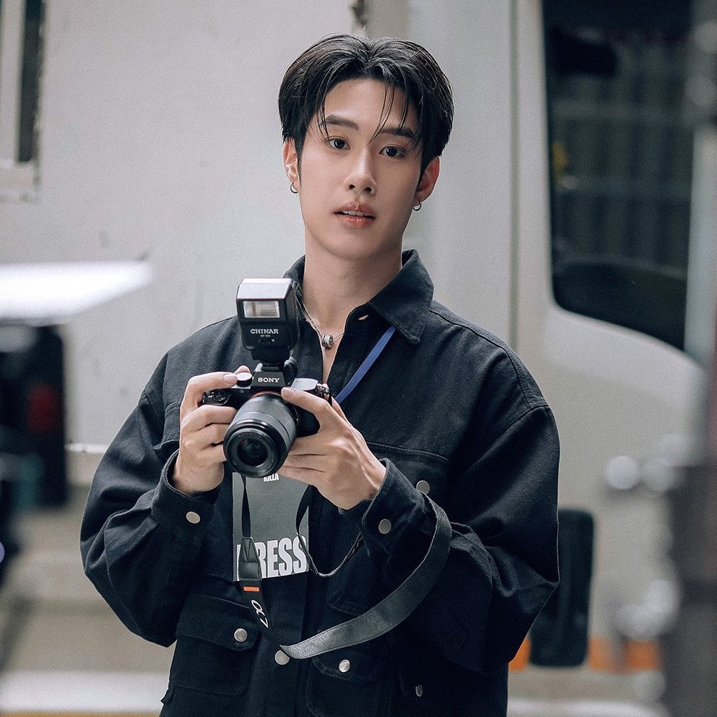 IImpr_'s tweet photo. พี่ตากล้อง                                                     น้องดารา https://t.co/kE6lZkpZH2