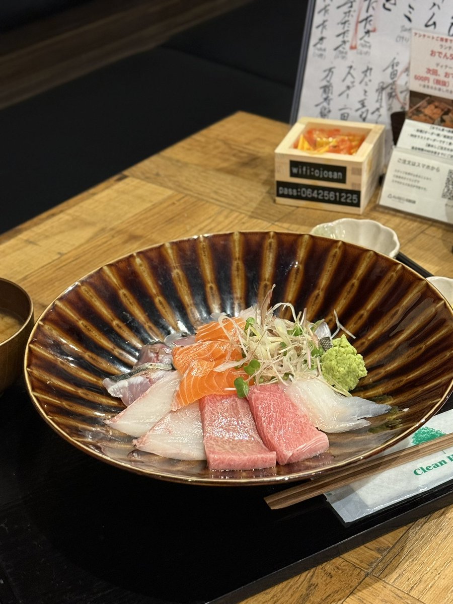 北浜にある【炉端とおでん おじょうさん】
8月からランチがスタート
熱々の土鍋で登場するだし巻きや
焼き鯖の上にシラスといくらが乗っためっちゃ贅沢な丼
数量限定の海鮮丼は千円でリーズナブル

【住所】
大阪府大阪市中央区道修町2-2-15 
ロイヤルメゾン北浜 B1F