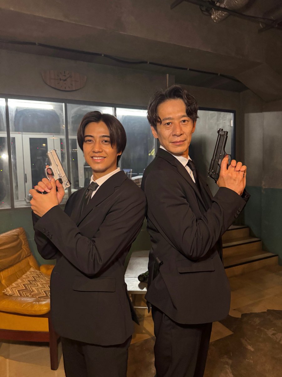 ◤𝟪月𝟤𝟫日金曜よる𝟣𝟢時
𝑫𝑶𝑷𝑬　麻薬取締部特捜課 ◢

　☆#ドラマDOPE オフショット☆

＼動くな！手を挙げろ！／
才木と葛城課長の銃を持った2S🔫💥

今週放送の9話では
発砲シーンが多めだとか！？

第1〜3話＋最新話はTVerで見逃し配信中🆓
📎tver.jp/episodes/ep5fy…

#髙橋海人 #三浦誠己