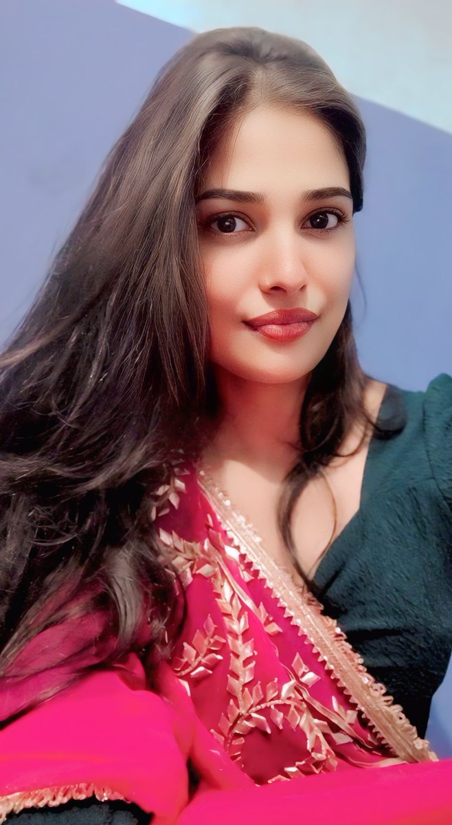 ओढ़नी बनाई है .
इस ओढ़नी में , मै कैसी लग रही हु ???