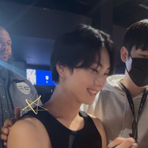 this bodyguard is so me when i see how the staff touched jungwon freely