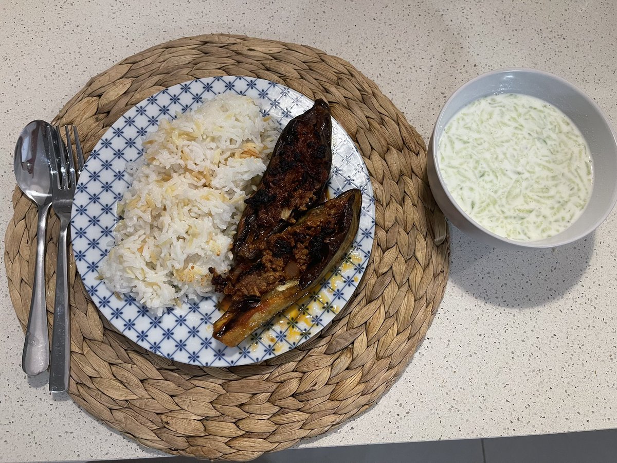 Bu eller sadece tweet atmıyor,  diyet karnıyarık da yapıyor:)) (Esnaf lokantasına benzedi sunum)