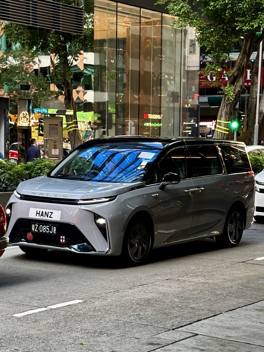 gavafox's tweet image. Definitely not Hanz-free driving. ⁦@HKnumberplates⁩