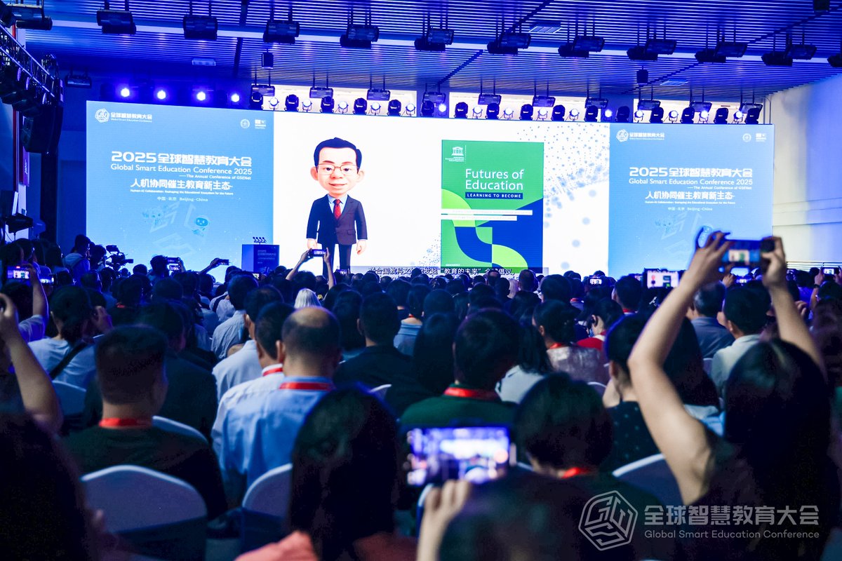 BNU_1902's tweet image. 👨‍🎓Huang Ronghuai, co-dean of the Smart Learning Institute at #BNU, unveiled his latest work, Smart Education: Pathways Toward Education 2050, at the Global Smart Education Conference 2025.  

📚Published by Educational Science Publishing House and supported by the National
