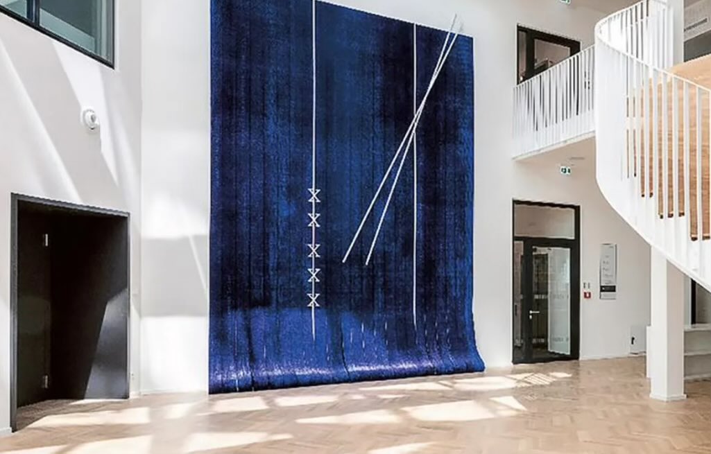 Wir brauchen dringend Steuererhöhungen, weil der Staat kein Geld hat. Außer für so einen Wandteppich, der darf dann schon mal 135.000 Euro kosten.