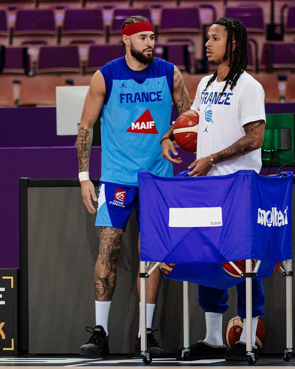 Matthew avec les Bleus 💙

Contraint au forfait, Matthew Strazel est resté auprès de ses coéquipiers pour le 1er tour de l'<a href="/EuroBasket/">FIBA EuroBasket</a> à Katowice 🙌

#TeamFranceBasket | #PassionnémentBleu | #EuroBasket