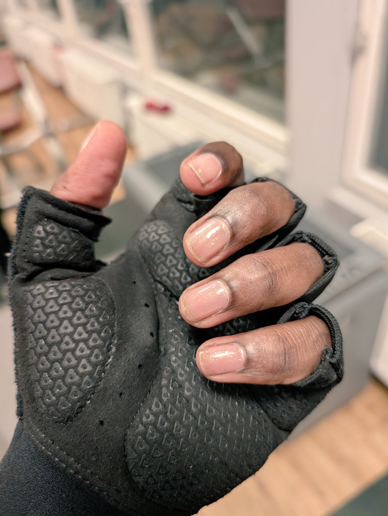 Working out with these princess hands ain't no easy job 💅🏾