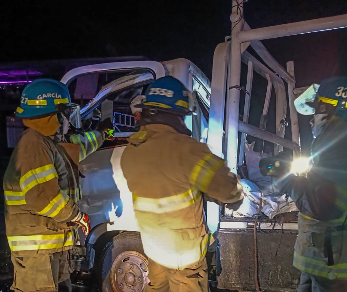 🚨Atendimos un accidente de tránsito en el📍km 13 de la Carretera de Oro (Apopa, San Salvador), donde una persona quedó atrapada. Utilizamos equipo hidráulico para liberar a la víctima, quien fue trasladada a un centro asistencial. Emergencias: 📞9️⃣1️⃣3️⃣🚒💨