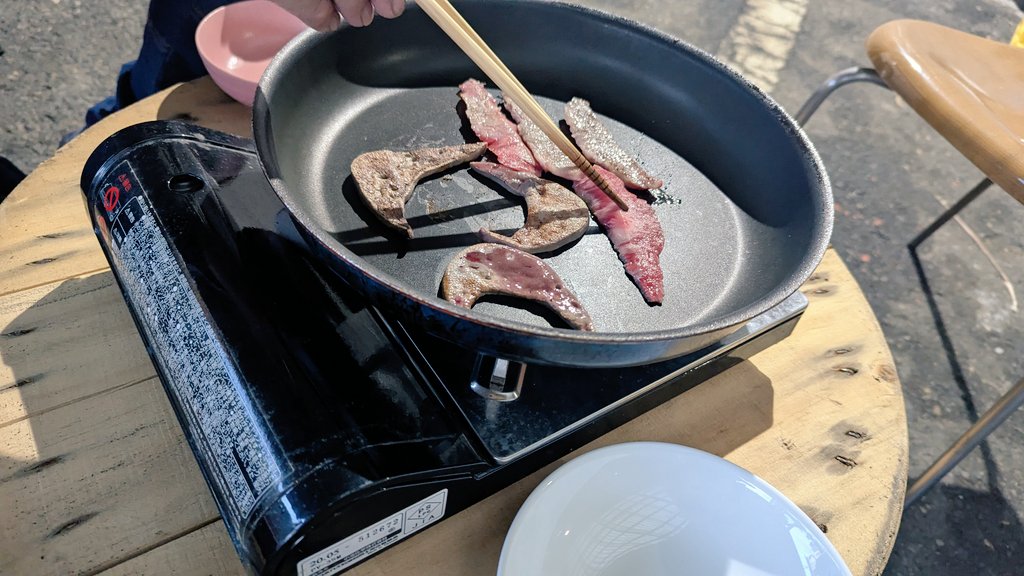 部屋が肉臭くならなくて、炭も起こさなくて良い野外焼肉(BBQ)してる(​ *´꒳`*​)