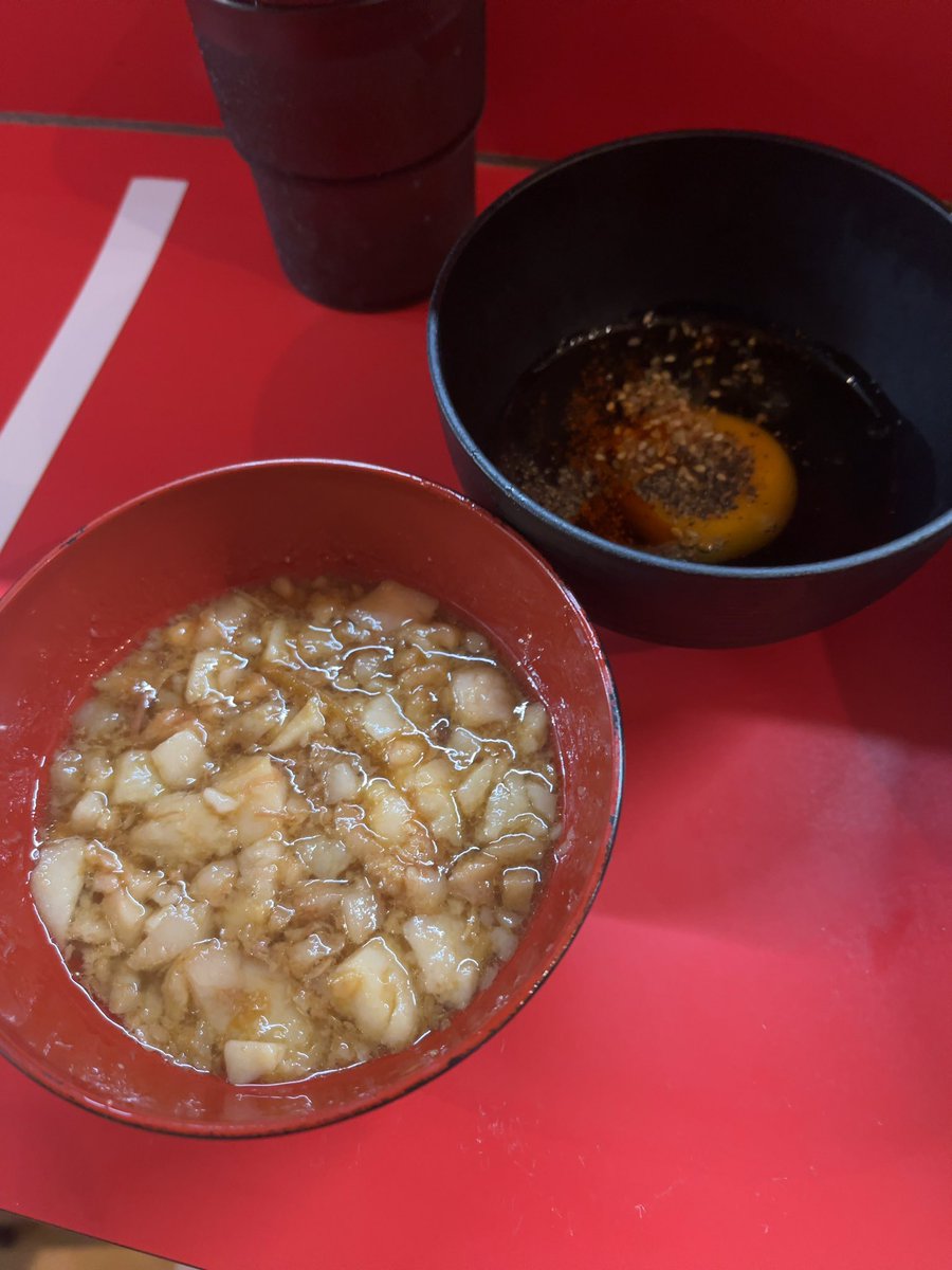 ラーメン富士丸 西新井大師店
@足立区
ラーメン 少な目 300g
ブタカスあぶら
生たまご
ちょいやさい ちょいあぶら

濃厚で並々と入ったスープは富士丸特有の甘味を感じる抜群のスープ🍜
味の染みた巨大な塊豚が2個入っていて食べ応え最高⤴️
昔からの富士丸の味を継承している西新井が至高🕺
