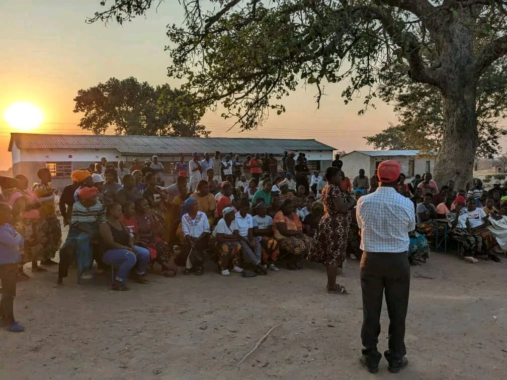 HonChushi's tweet photo. Good morning fellow citizens, 

We had an insightful and productive meeting with people of Chisamba Ranch and Mupamapamo. Their input on important development matters is invaluable as we work together to build a brighter future for the community. https://t.co/oY6MuHHboo