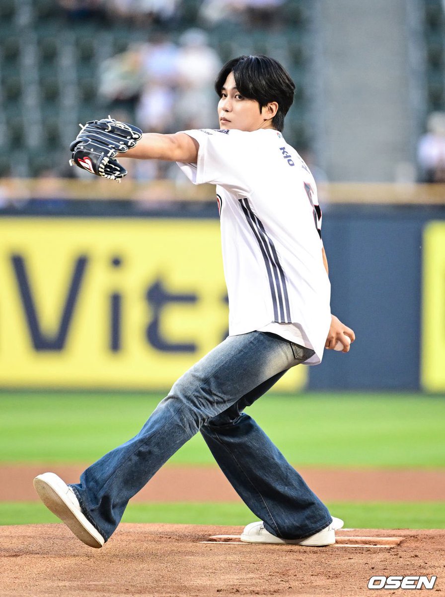 [📷] Jongho throws the first pitch at the Doosan Bears vs. Samsung Lions match

#ATEEZ #에이티즈 #JONGHO