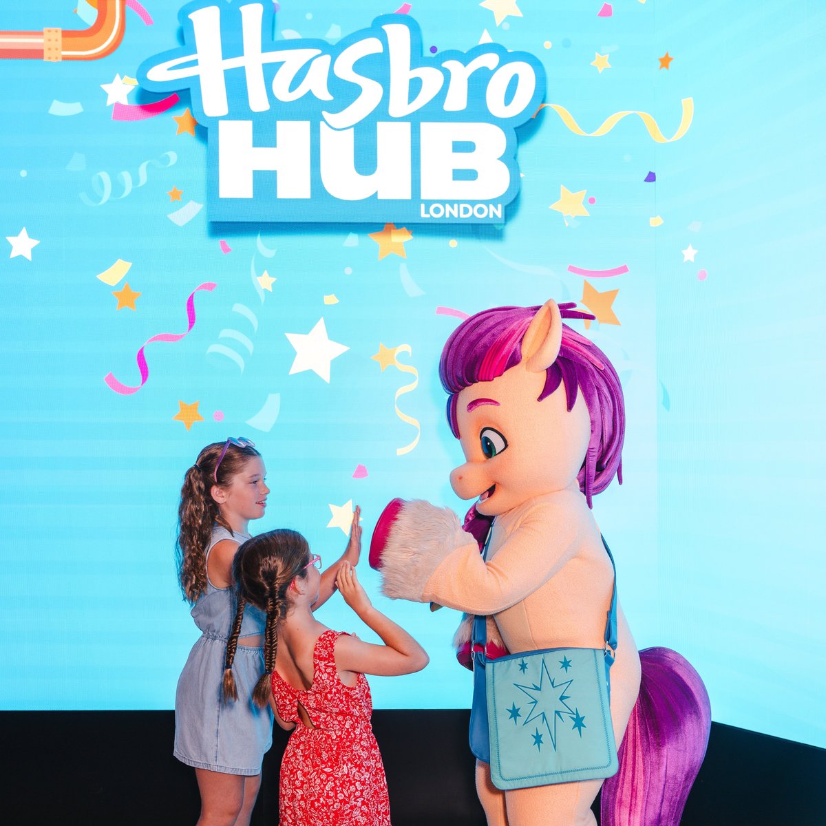 RainbowMascots's tweet image. The @Hasbro Hub has Landed in #PiccadillyCircus🎉

And with unforgettable #CharacterMoments, we bought the magic to life! 💫

From Mr. Monopoly, Sunny Starscout and Peppa Pig, our characters made the whole event shine. 🎲

If you haven’t popped down yet, don’t miss your chance!