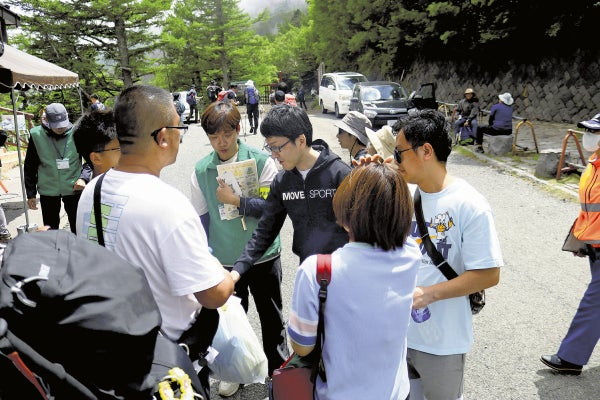 livedoornews's tweet photo. 【条例改正】富士山、サンダル・短パンなど軽装登山者に対し山梨県が「拒否権」発動
https://t.co/6JD1e8lFjj

指導に従わない登山者の入山を拒否できるようになり、山開きから約1か月半で800人超に指導を実施。雨具のズボンを持っていない客が指導され、売店で購入した例もあったという。 https://t.co/icZjHiPrjU