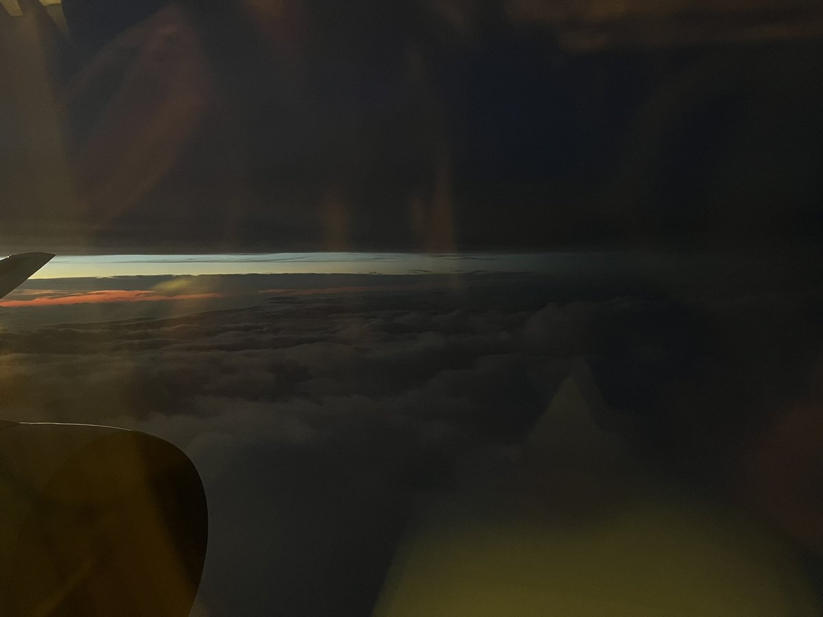 上層雲と下層雲の間太陽があって
そしてこんな光景
飛行機に乗らないと、そして時間と位置が組み合わさって初めて見られる光景
美しい景色、ありがとう