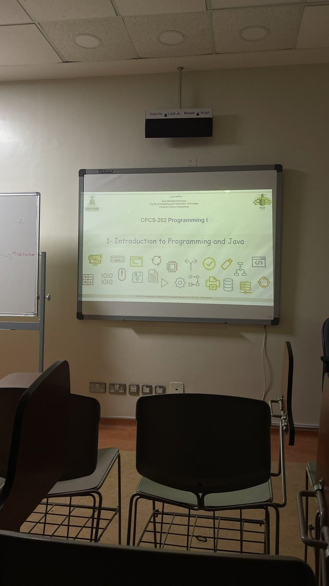 اول يوم لي بالكليه كان خفيف وحلو و سويت تور على السريع Excited for what’s to come 🌟