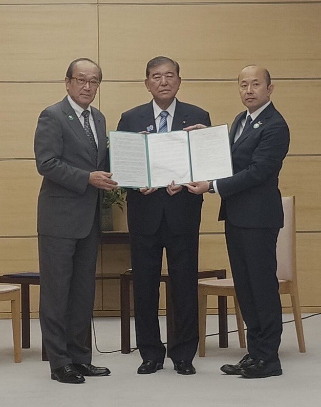 suzuki46genki's tweet photo. 8月27日、松井広島市長とともに石破総理と面会し、3つの要請文を提出。①世界の8500を超える平和首長会議加盟都市の核兵器廃絶へ向けた決意を示す「ナガサキアピール」(8月7〜10日、長崎市で���催された総会で採択)、②平和首長会議国内加盟都市会議からの要請文、③長崎・広島両市連名の要請文。来年開催予定の核兵器禁止条約再検討会議への参加、同条約への署名・批准などを強く要請し��した。
石破総理は、総理ご就任前から長きにわたって核兵器廃絶問題について考え、総理になった今も悩みながら真摯に考えておられるようでした。8月9日の長崎平和宣言でも申し上げたとおり、対立と分断の悪循環で各地の紛争が激化し、核戦争の危機が現実のものとして差し迫っています。核兵器廃絶には一刻の猶予も許されません。広島市と連携して、日本政府には唯一の戦争被爆国として強いリーダーシップを発揮して頂くよう強く求めてまいります!
#長崎市 #広島市 #石破総理 #核兵器禁止条約 #平和首長会議
