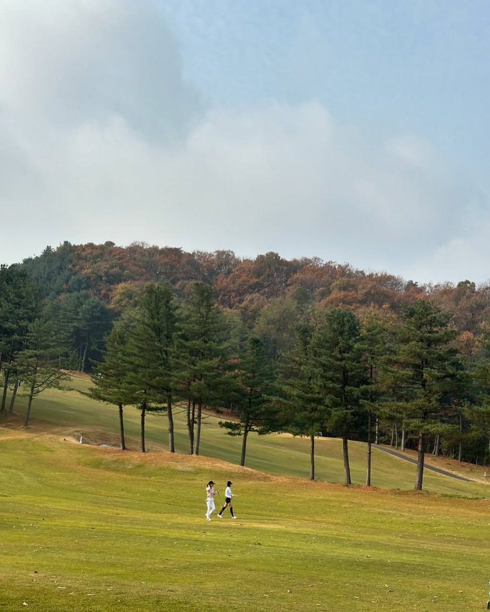 thatdamnesj2's tweet photo. Life Fragments | An afternoon on the golf course, three iced drinks, laughter filling the air, watching two figures draw arcs on the green grass, I suddenly realized: the meaning of sports is not to win, but to be with everything you love ⛳️#Golf  #Beautiful #easy https://t.co/z3VxHYb73e