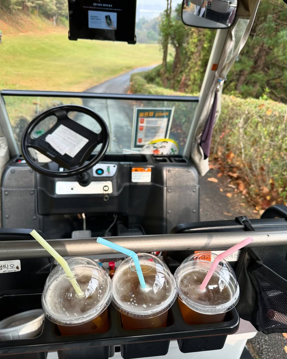 thatdamnesj2's tweet photo. Life Fragments | An afternoon on the golf course, three iced drinks, laughter filling the air, watching two figures draw arcs on the green grass, I suddenly realized: the meaning of sports is not to win, but to be with everything you love ⛳️#Golf  #Beautiful #easy https://t.co/z3VxHYb73e