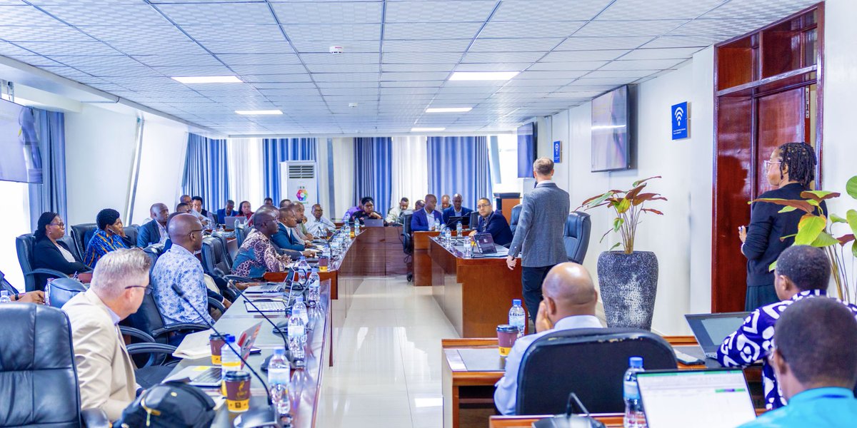 RwandaLocalGov's tweet image. Today, MINALOC, in collaboration with One Rock International, conducted training on servant leadership, aimed at strengthening leadership capacity and promoting effective service delivery. Trainees were officials from City of Kigali, Provinces, and senior managers from MINALOC.