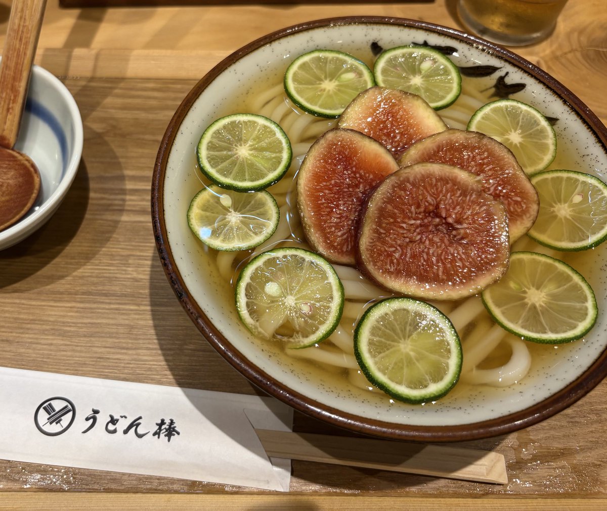 大阪駅3ビルB2「うどん棒」にて限定メニューのいちじくすだちうどんを

優しい出汁の中に酸っぱいすだちのおかげで夏でも食がすすむ！
いちじくの甘さも箸休めに😊
 
サヌーキー in the U.K.(うどん県)達成！