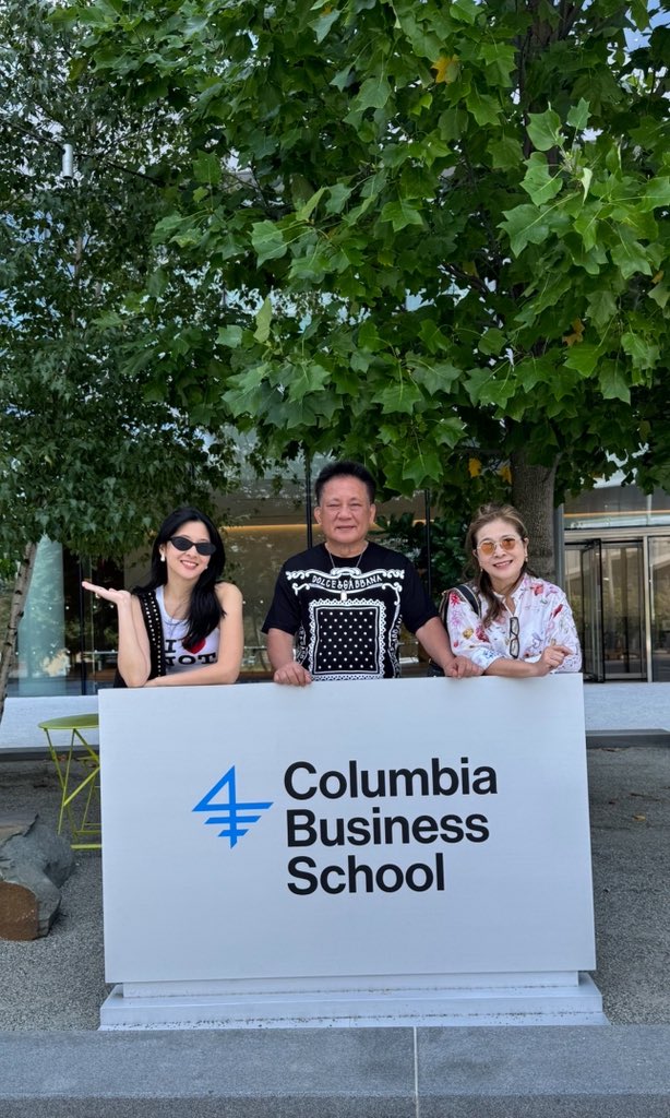 ภูมิใจกับน้องจินนี่ลูกรัก ที่สอบเข้าเรียนต่อปริญญาโท ได้ทั้งที่
Oxford, LBS และ Columbia 

มาเยี่ยมชมมหาลัย ตื่นเต้นแทนนลูกมากๆเลย ขอให้ลูกมีความสุขกับการเรียน และการใช้ชีวิตนะจ้ะ