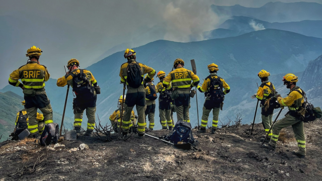 Desde hace días nuestra tierra lucha contra desoladores incendios. Nuestros pensamientos con vecinos afectados y con todos y cada uno de los efectivos encargados de luchar contra el fuego. 
💙 Gracias por vuestra labor 
📷 Brif Tineo