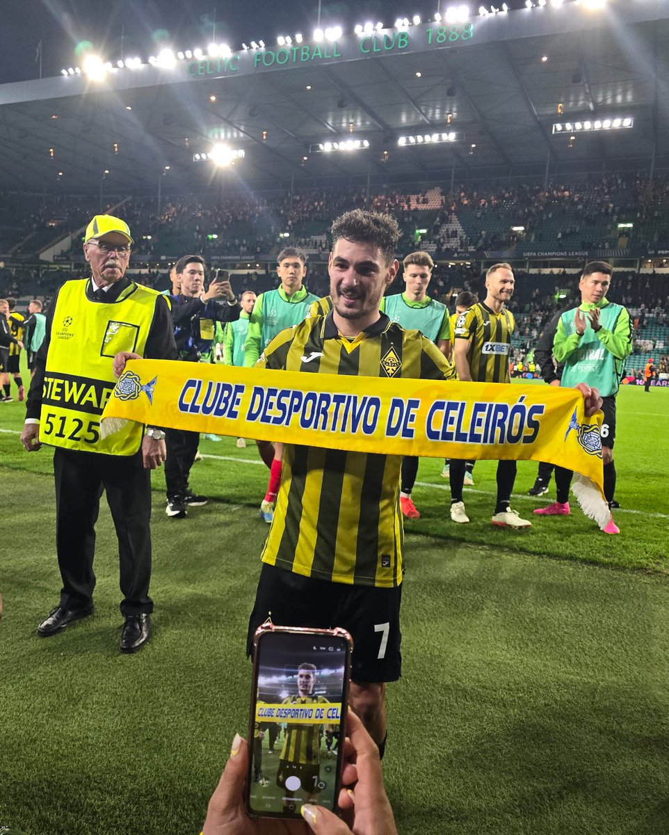 Exemplo e orgulho para todos os bracarenses.

Começou na formação do SCB, passou pelo CD Celeirós, Merelinense, Fafe, Sanjoanense. Há 2 anos estava no Campeonato de Portugal no Pevidém. Ontem com 27 anos chegou à maior competição de clubes

Jorginho, de Celeirós para a Champions!