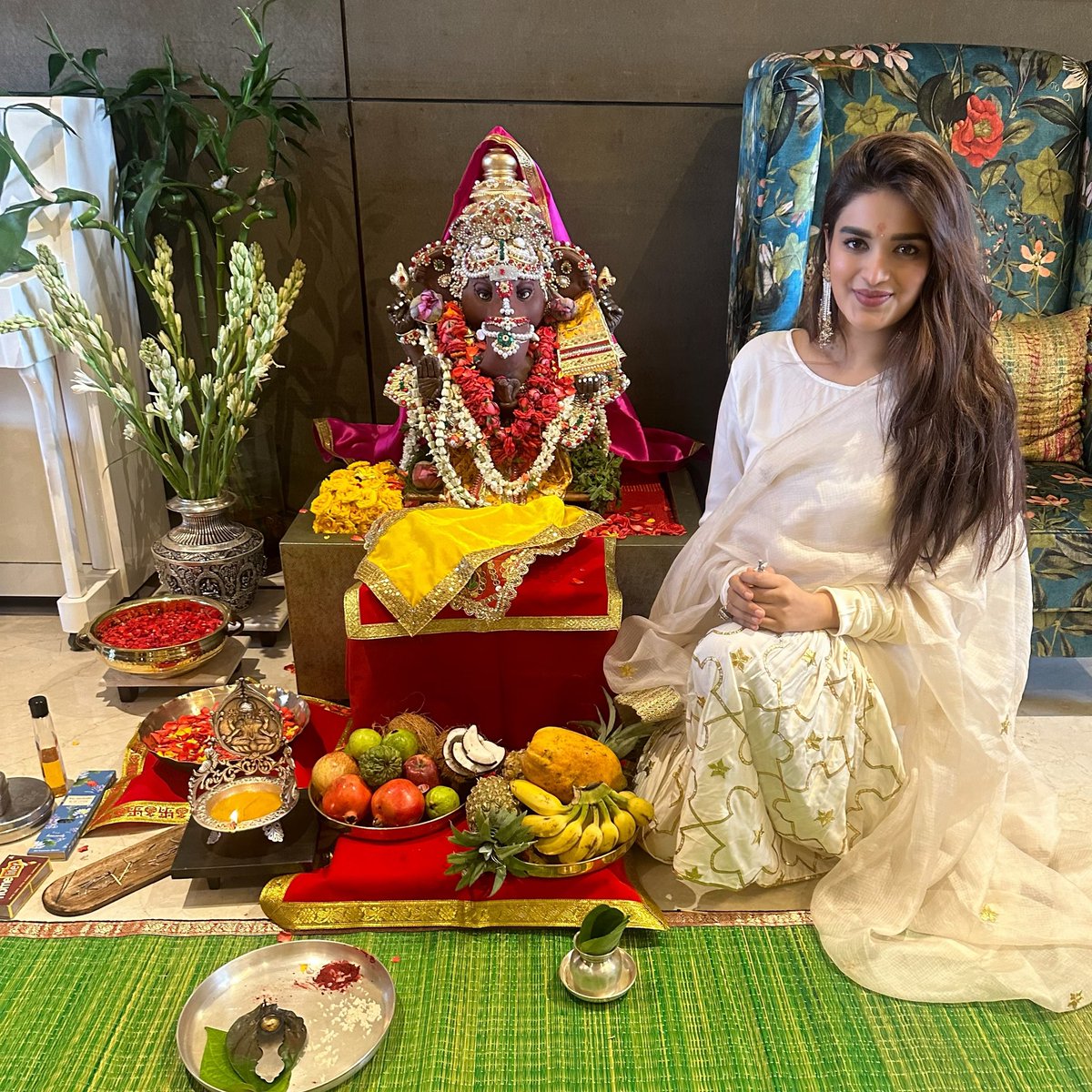 Nidhhi Agerwal 🌟 Panchami (@agerwalnidhhi) on Twitter photo Happy #GaneshChaturthi 💛🙏🏼 god bless you all 💛 Happy #GaneshChaturthi 💛🙏🏼 god bless you all 💛
