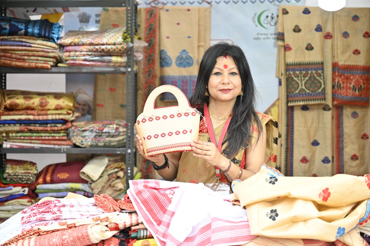 You’ve seen it, you’ve loved it ✨

#SARASMela2025 is back -  bigger, brighter &amp; more soulful!

📍 Major Dhyan Chand Stadium, India Gate
🗓️ 5–22 Sept'25

Come shop, eat &amp; celebrate togetherness!

#delhievents #sarasmela #sarasdelhi #indianculture #eventsindelhi