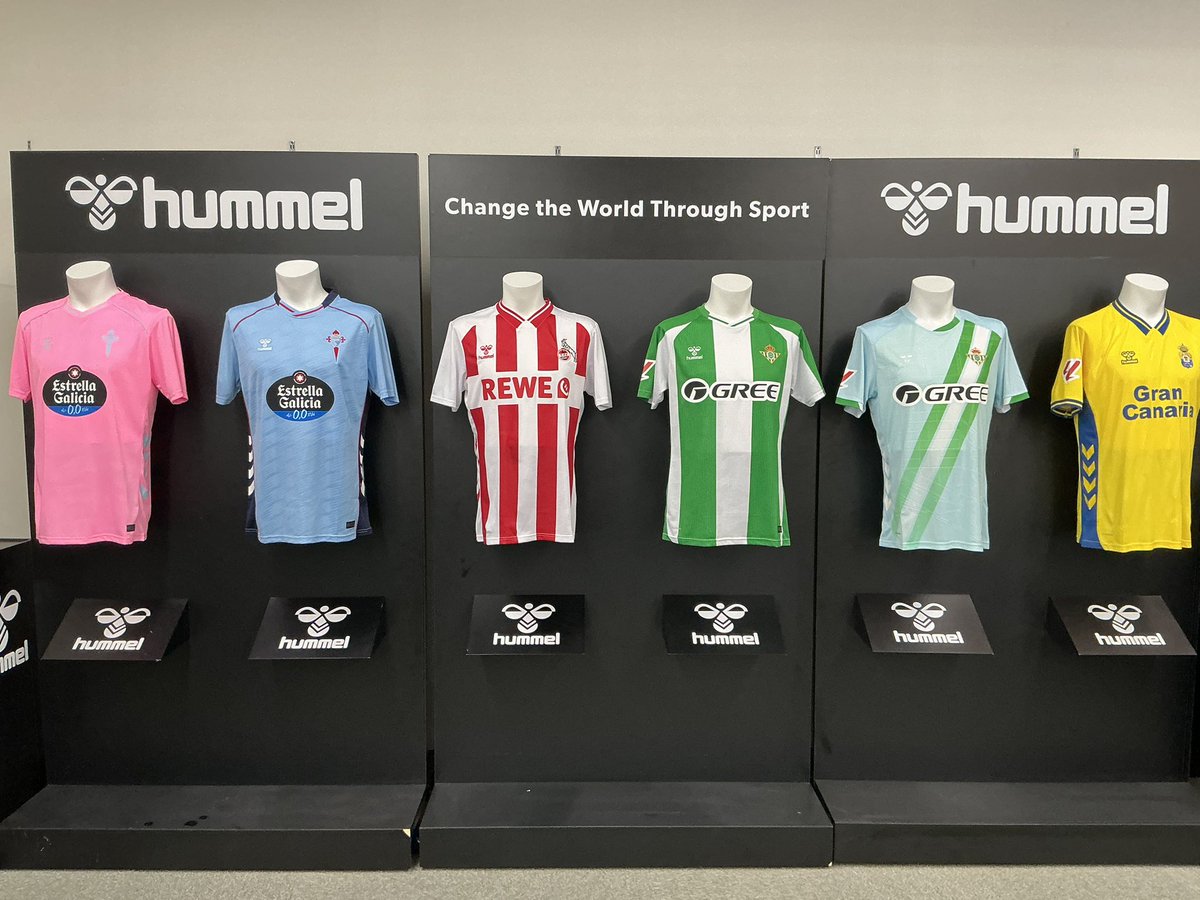 ヨーロッパサッカーが始まったので、ユニフォームコーナーを入れ替え