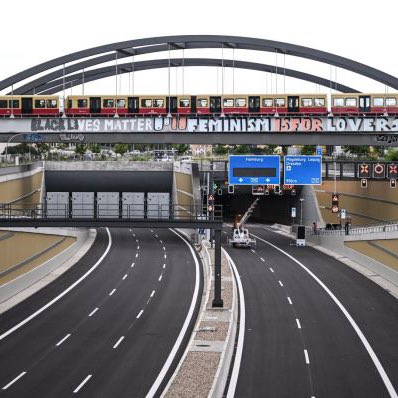 elhotzo's tweet image. Infrastruktur-Projekte 

überall in                            in Deutschland 
Europa