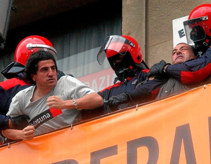 2002/08/27
Batasunako mahaikide, zinegotziak...egoitzan kateatu baina indarrez atera zituzten ertzainek Batasunaren Bilboko egoitzatik, Garzonek aginduta. 

Iturria:  Niaz Artefaktua

#BilboHariGorria