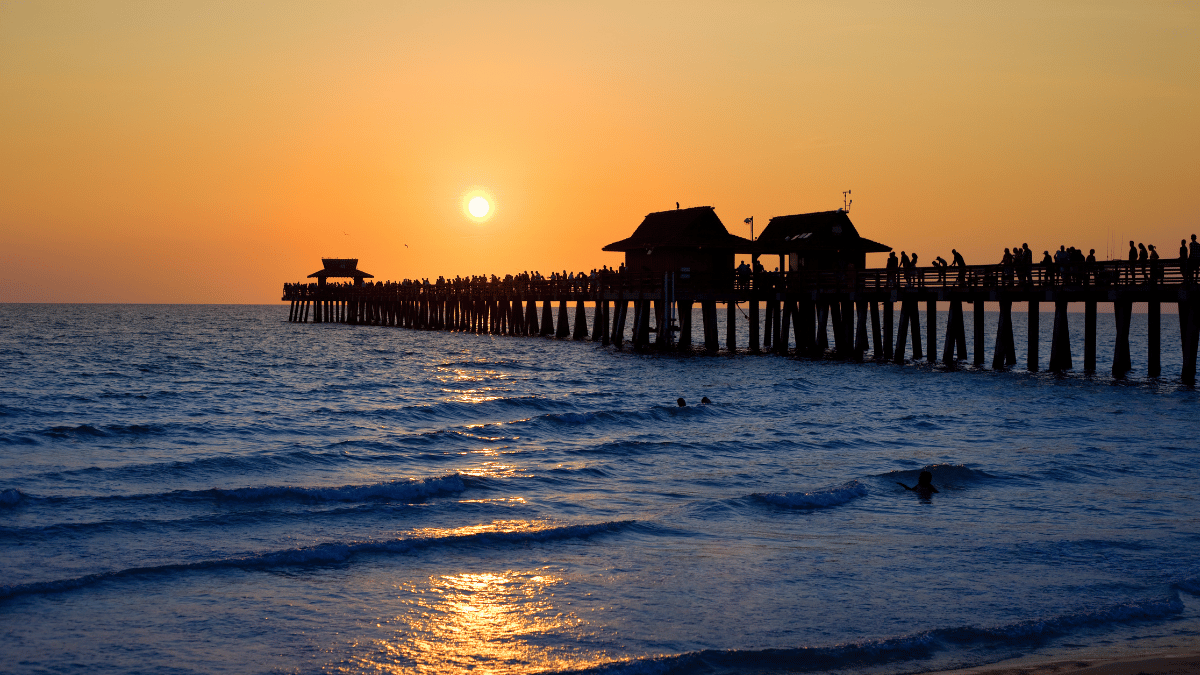 GCL_EXPERTS's tweet photo. 🌴✨ Nothing beats golden skies over the Gulf... Sunset at Naples Pier, Florida 🌅 🌊
#NaplesPier #FloridaSunset #BeachVibes #TravelUSA #goldenhourmagic https://t.co/ipKJICr9B1
