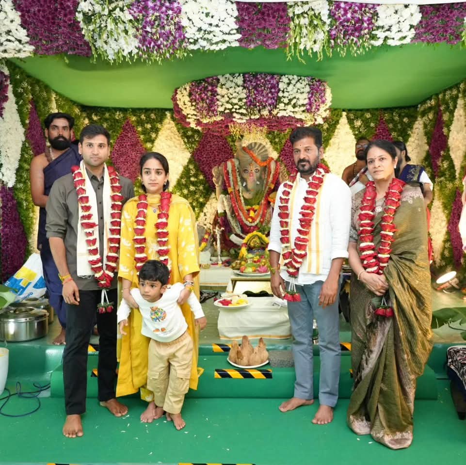 గణేష్ చతుర్థి సందర్భంగా… 
 స్వగృహంలో గణనాథుడికి… 
కుటుంబ సమేతంగా… 
ప్రత్యేక పూజలు నిర్వహించాను.