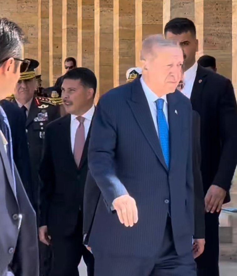 Bir adım gerisindedir..
Sadâkati derin çizgisidir...

#Cumhurbaşkanlığı Özel Kalem Müdürümüz Büyükelçi Prof. Dr. Sayın Hasan Doğan (<a href="/hasandogan/">Hasan Doğan</a>) hocamızdan..

Objektifinden...
#hasandogan #hasandoğan #malazgirtzaferi