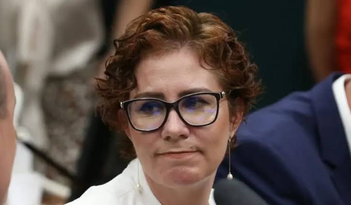 A SAÚDE DE CARLA ZAMBELLI ESTA BEM E EU FICO TORCENDO PARA QUE ELA ESTEJA SEMPRE ASSIM SAUDÁVEL.