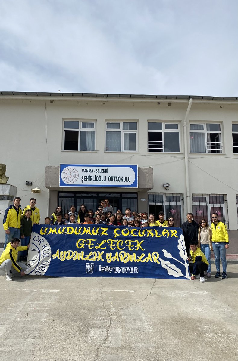 Sadece bir tribün grubu değil, bir ailenin parçası olmak isteyenlerin yeri. Sadece iyi gününde değil, kötü gününde “de” seni yarıyolda bırakmayan bir sürü abi, kardeş, arkadaş ve daha fazlası..