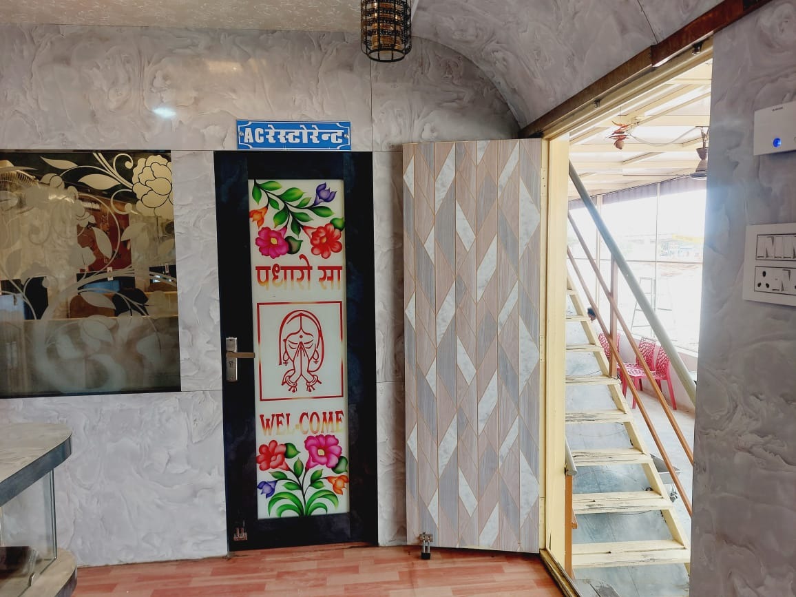 RailMinIndia's tweet image. स्वाद का नया सफर!🍲🚉
राजस्थान के डेगाना रेलवे स्टेशन परिसर में खुला रेल कोच रेस्टोरेंट।
पुराने रेल कोच को मॉडिफाई कर बना यह रेस्टोरेंट यात्रियों और शहरवासियों के लिए खास तोहफा है।