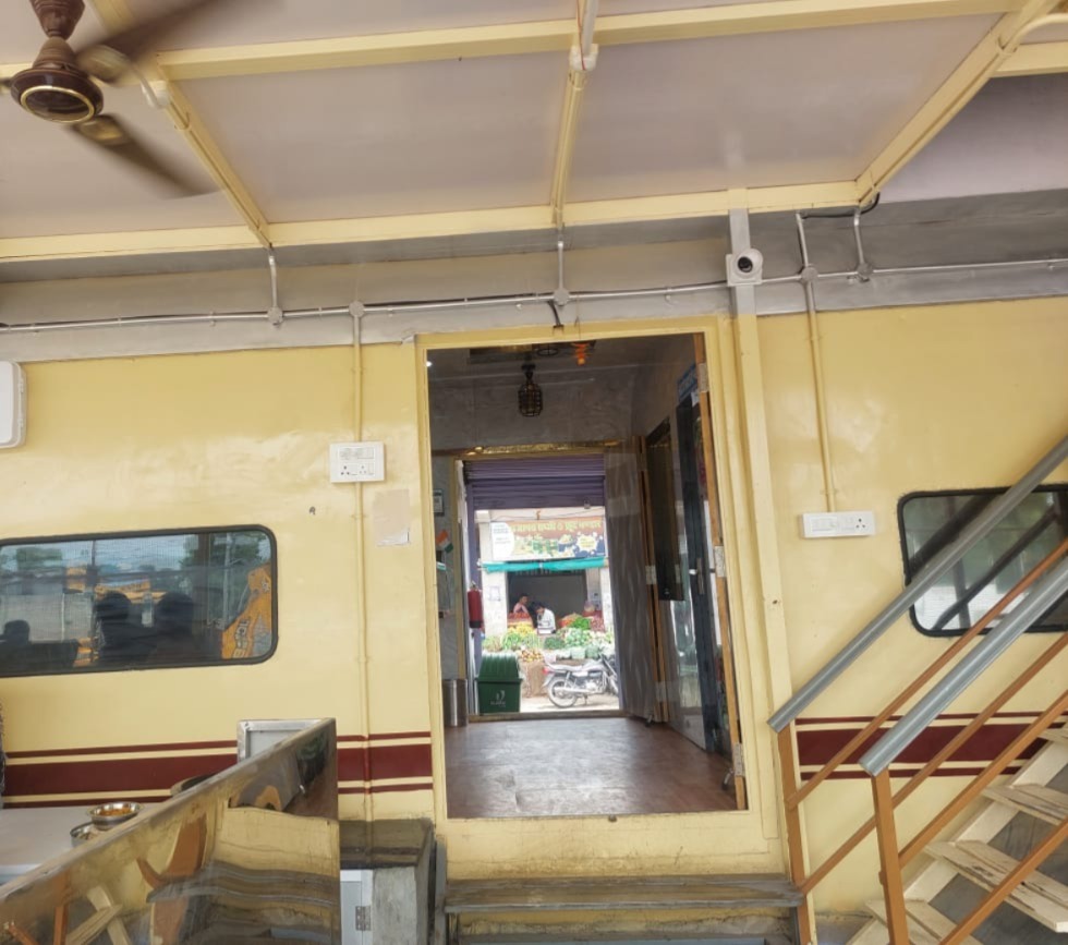 RailMinIndia's tweet image. स्वाद का नया सफर!🍲🚉
राजस्थान के डेगाना रेलवे स्टेशन परिसर में खुला रेल कोच रेस्टोरेंट।
पुराने रेल कोच को मॉडिफाई कर बना यह रेस्टोरेंट यात्रियों और शहरवासियों के लिए खास तोहफा है।