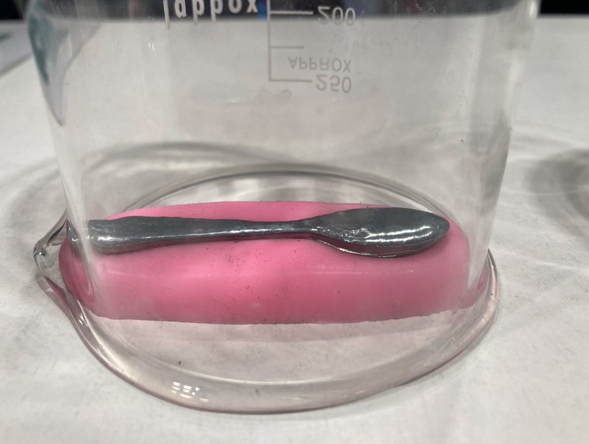 luismormz's tweet image. Hace 150 años Lecoq de Boisbaudran descubrió el galio, elemento que correspondía al eka-aluminio predicho por Mendeléiev y que da título a la obra de divulgación científica «La cuchara menguante».
Experiencia didáctica: educa2.madrid.org/web/luis.moren…
Vídeo breve: instagram.com/reel/DKu8ql8IW…