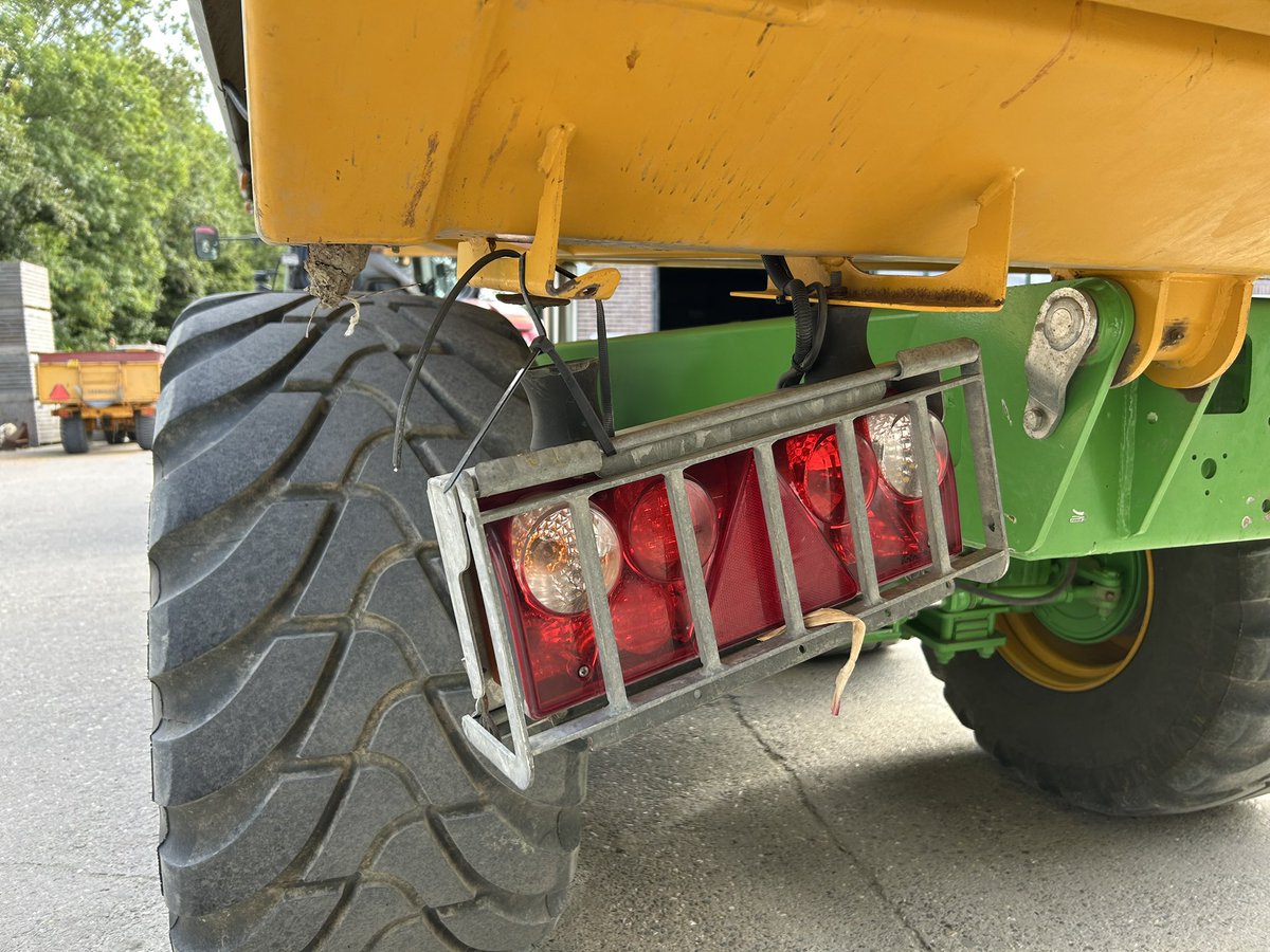 Meer mensen last dat de verlichting van een Joskin kiepwagen los raakt? Denk eraan kettingen te gebruiken ipv de standaard rubbers of iemand een beter idee? #dtv