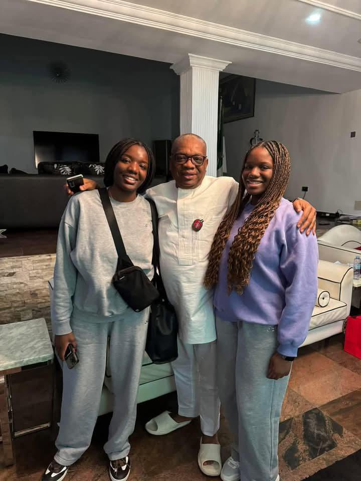 Our own Orji Uzor Kalu decided to define APC administration with his legs.
I didn't say you should zoom it ooo.

Peter Obi <a href="/PeterObi/">Peter Obi</a> is coming.