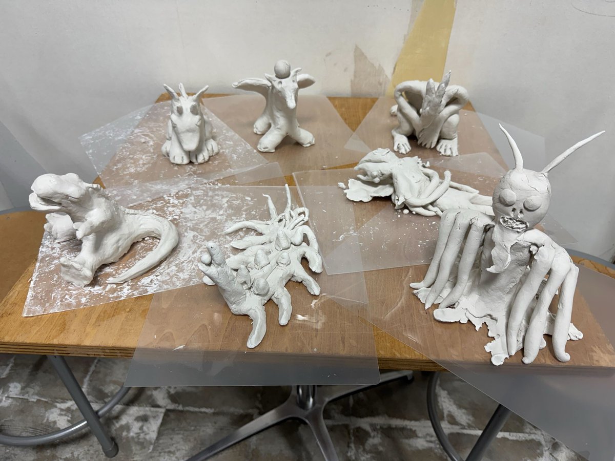 【月1出社DAY 粘土会🫟開催】

神奈川の南足柄へ移転したRHR⛰️

普段リモートで会話はしているけど
「最近対面で会えていないかも…⁈」

コミュニケーション施策として、月一で皆で出社しレクを行う日を設けています🙌

今回は、粘土会！
「怪獣」をテーマとし、ねりねりする会になりました🧑‍🎨