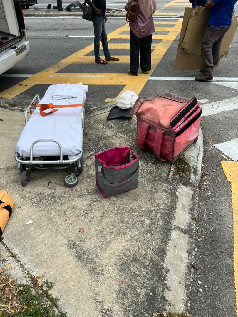 Hari ini telah berlaku satu kemalangan melibatkan seorang rider p-hailing Foodpanda dengan sebuah kereta di persimpangan lampu isyarat Nilai Impian.

Alhamdulillah rider berbangsa India selamat, tapi mengalami kecederaan teruk rasanya kaki beliau patah.

Rider sedang dalam